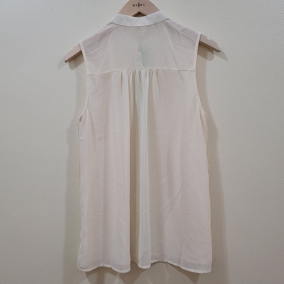 Pretty Good Button down sleeveless top - Picture 3 of 12